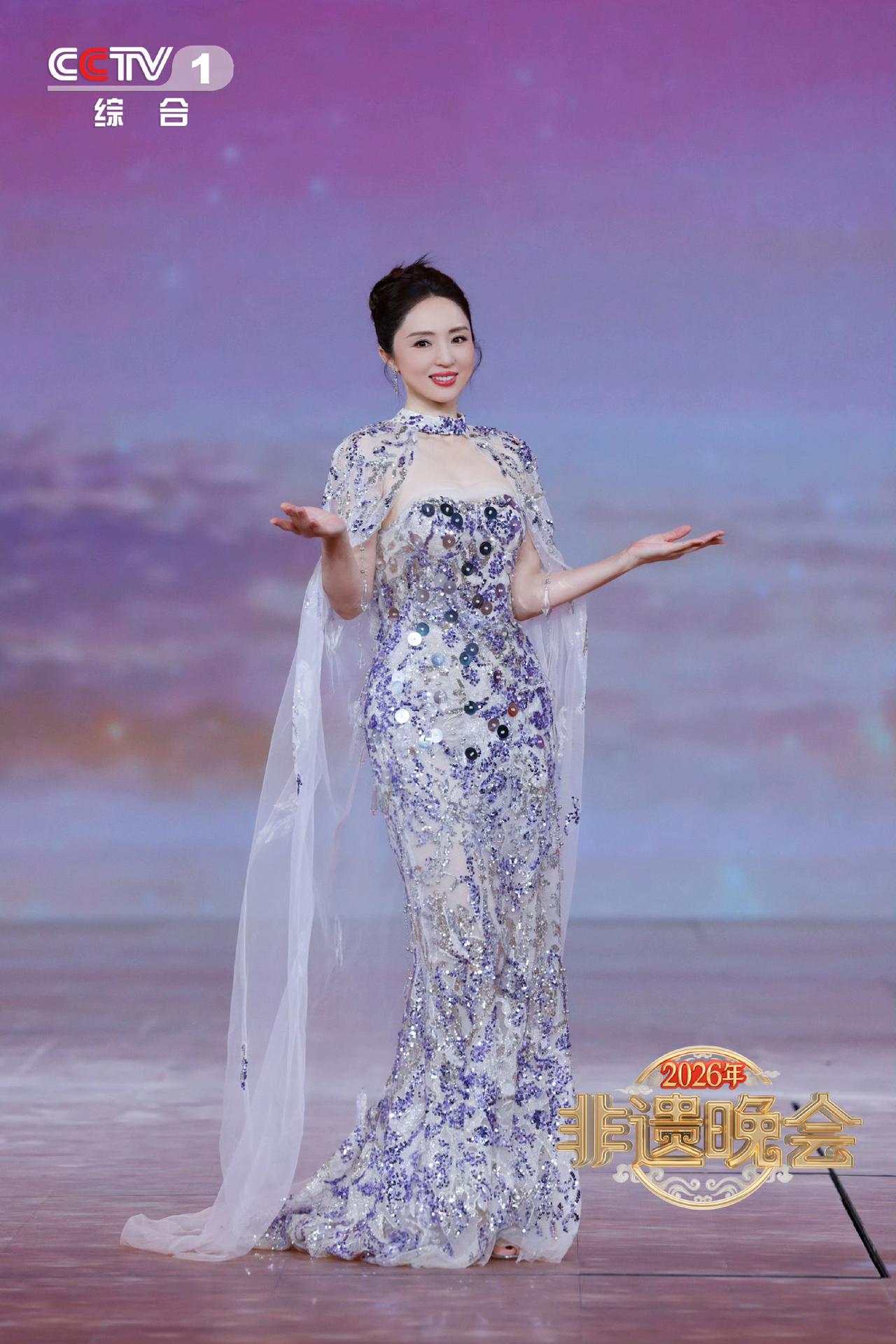 怎样穿搭知性又显身材?成熟美人穿搭写真