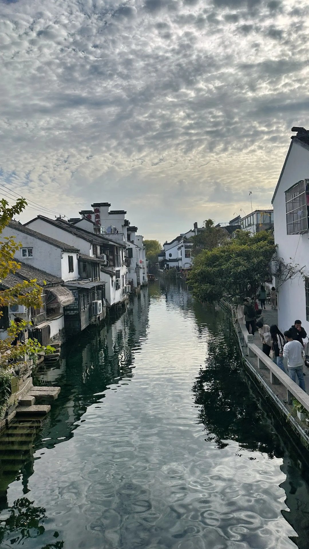 漫步平江路，仿佛踏入一幅千年的江南画卷。粉墙黛瓦，在岁月的洗礼下更显古朴韵味，斑