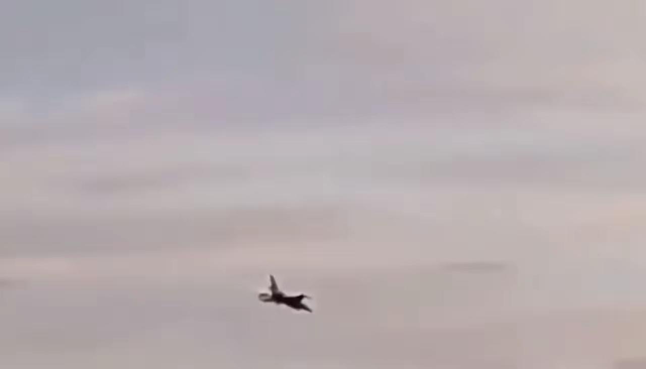 F-16 战斗机在波兰航空展筹备期间坠毁，飞行员死亡。你看，还是妈妈说的对：几十