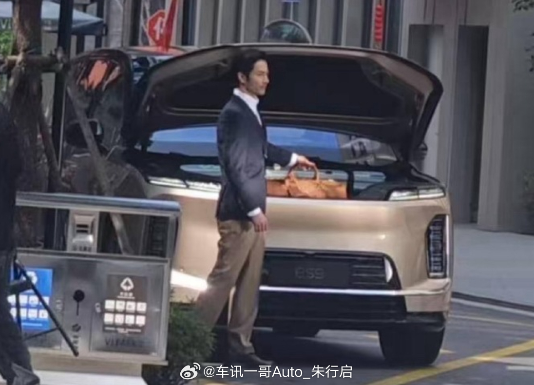 蔚来ES9的整车造型图曝光看着似乎要比揽胜大不少不过为啥还是隐藏式的门把手设计