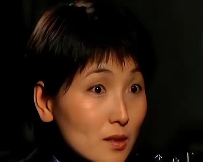 追究她的刑事责任很有必要，不追究不能平民愤！百姓的呼声有关部门不能沉默……