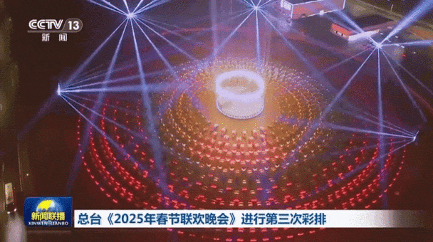 央视马年春晚第三次彩排外场，堪称大型“打鸟”现场。1月31日，老台大楼外指定区域