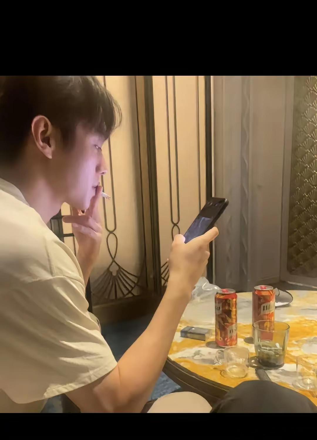 完了，希望不要实锤，许荔莎自爆酒店照片，许凯这小模样，还抽烟，哈哈，别急，让子弹