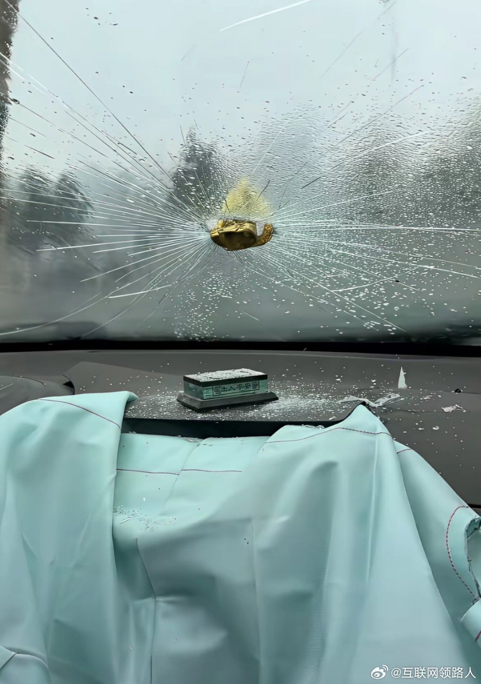 汽车前面放摆件的人，他们心里到底是咋想的呢？ 