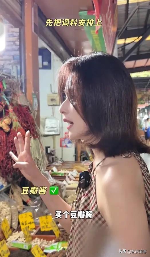 云南的夏天，因为小月亮的到来变得格外热闹。放暑假的小月亮在外公外婆陪伴下飞来剧组