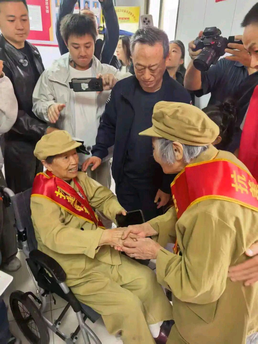 浙江两位九旬志愿军女兵隔72年重逢090和091的拥抱看哭网友10月25日，浙江