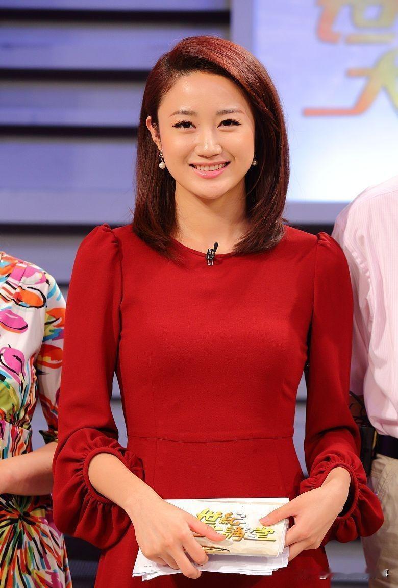 凤凰卫视主持田桐，气质温婉大方
一袭正红色连衣裙端庄优雅，泡泡袖设计精致温柔，笑