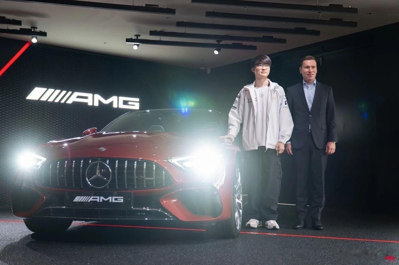 Faker定制版跑车太帅了确实很帅，应该是去年入选名人堂后奔驰赠送的，独一无二。