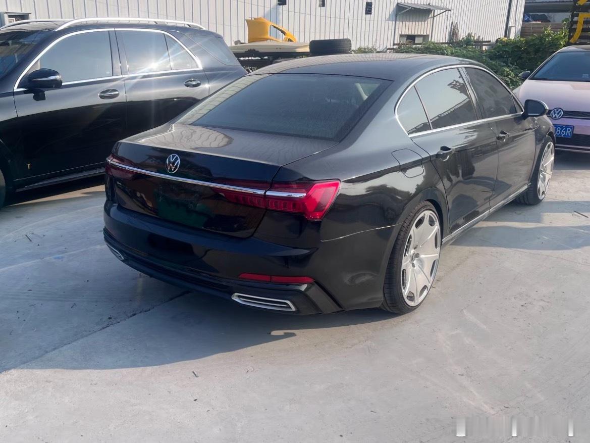 好家伙，大众迈希[捂嘴哭]为什么给我一种A6 C6的错觉，是车顶太圆了么？[do