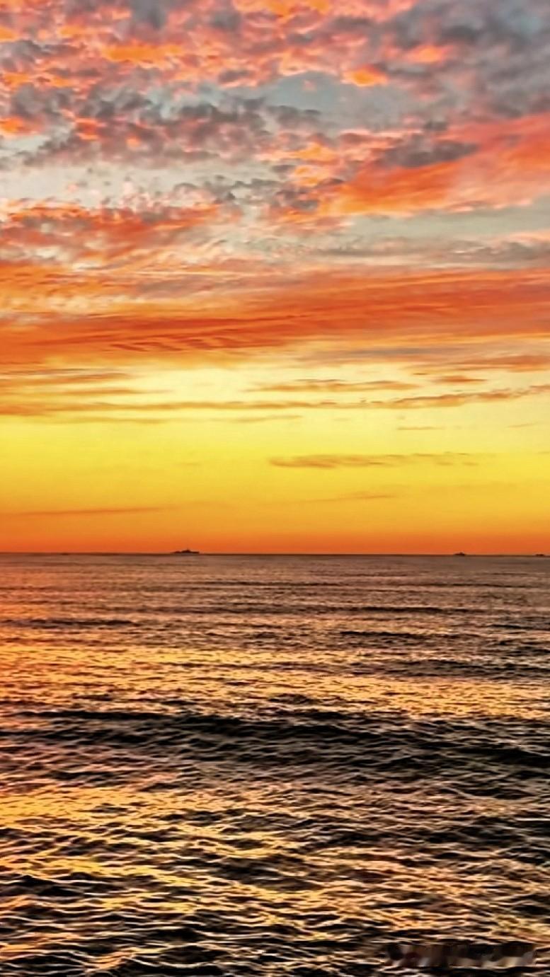 [彩虹]山海皆风景
时而奔赴海边，静待落日铺满海面，漫天橘红的晚霞随波光轻轻晃动