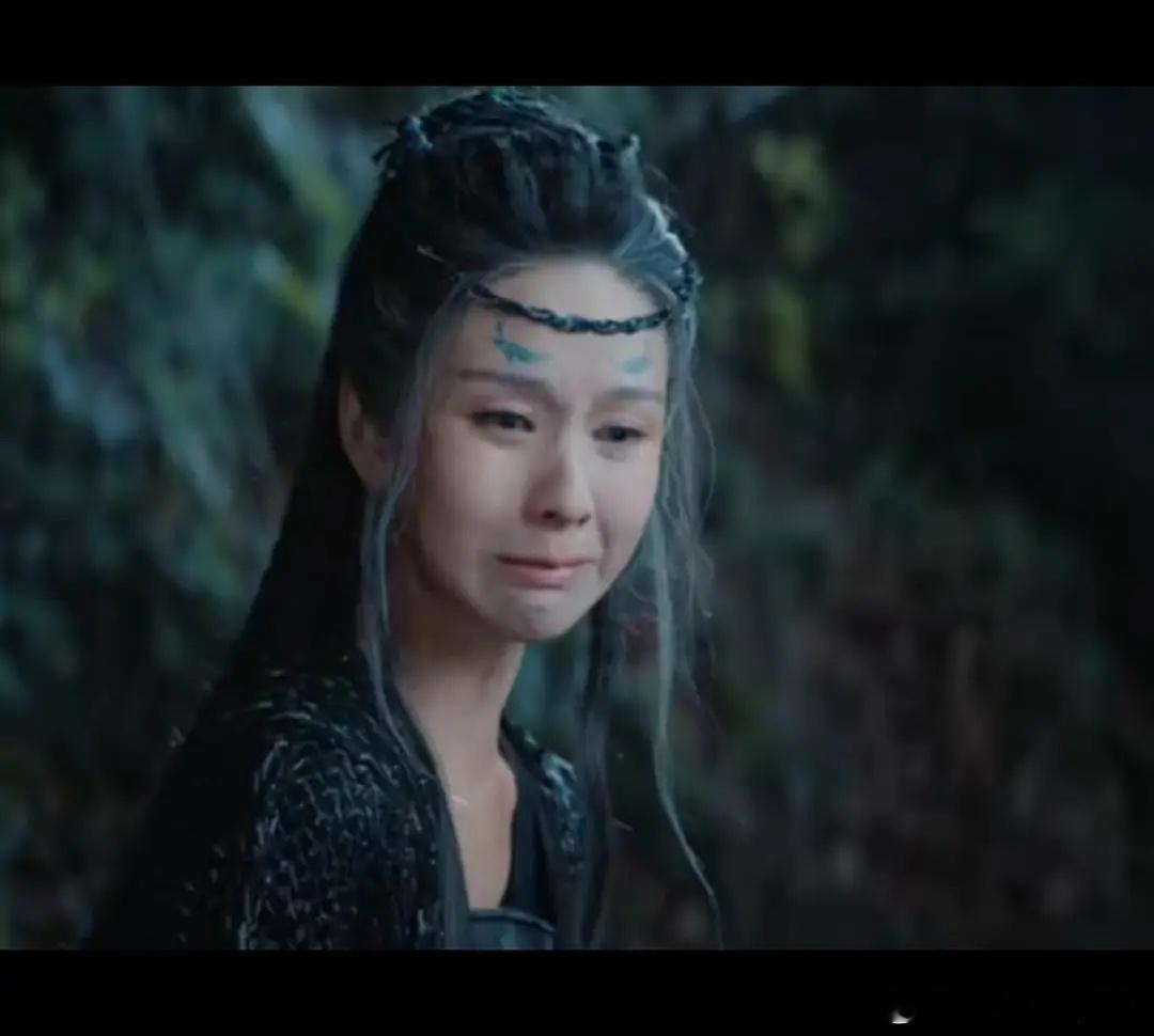 和窦骁那部剧里的哭戏一模一样。粉丝天天喊进步，结果就是原地踏步。演技这东西和她无