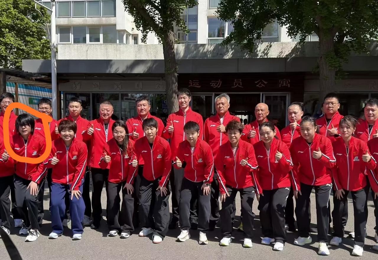 估计陈熠都不想上网了
不是她没有时间
也不是她手机信号不好，而是这张大合照陈熠都