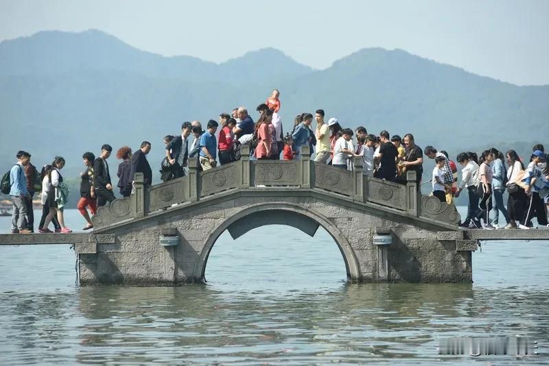 人海相遇千年修，有缘才能做朋友。
无论多少春和秋，
一生知己最难求。
知己是心灵