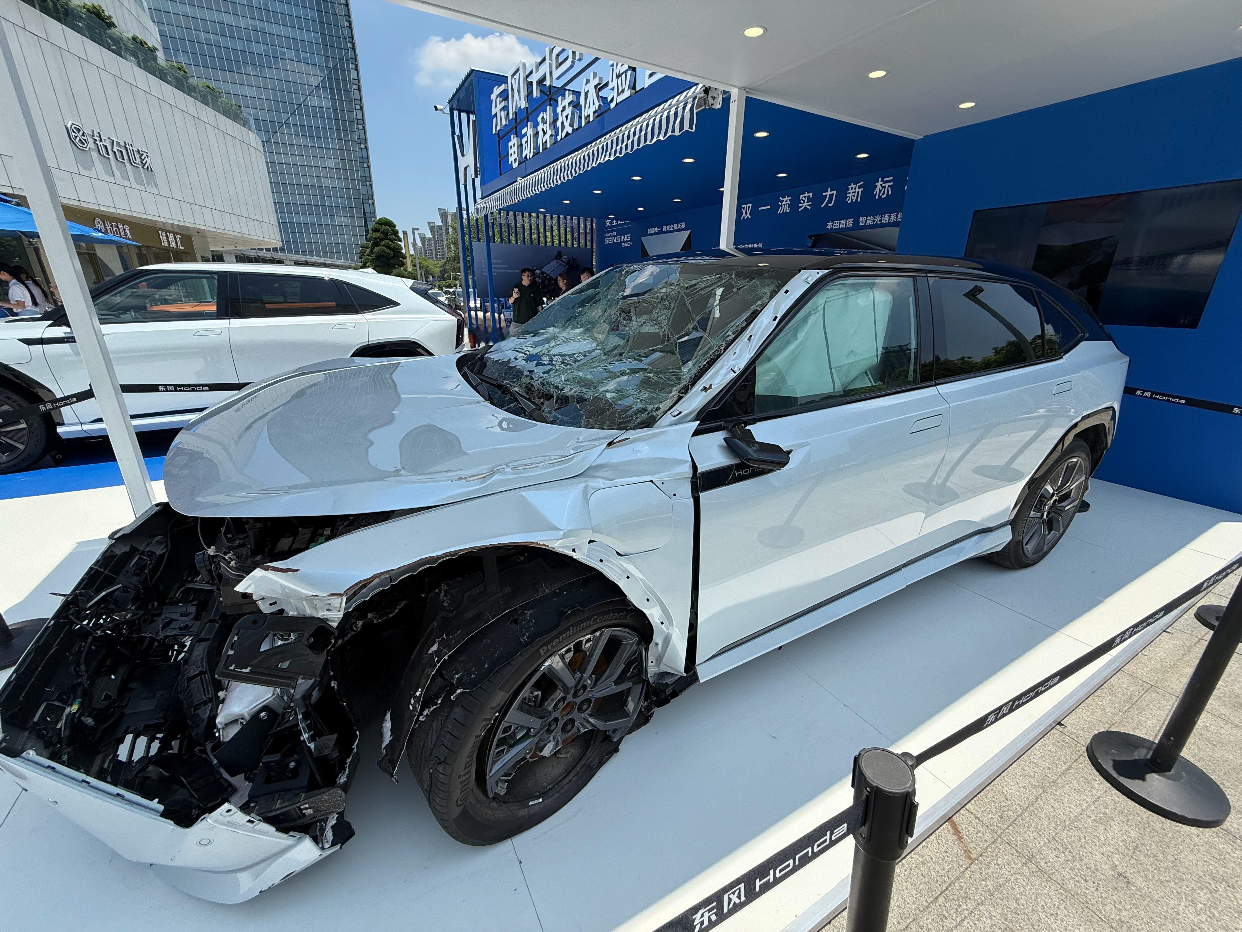 东风本田电动体验营 实力开营，这个展览有点意思，看到车身的刚性[爱你]实不相瞒实