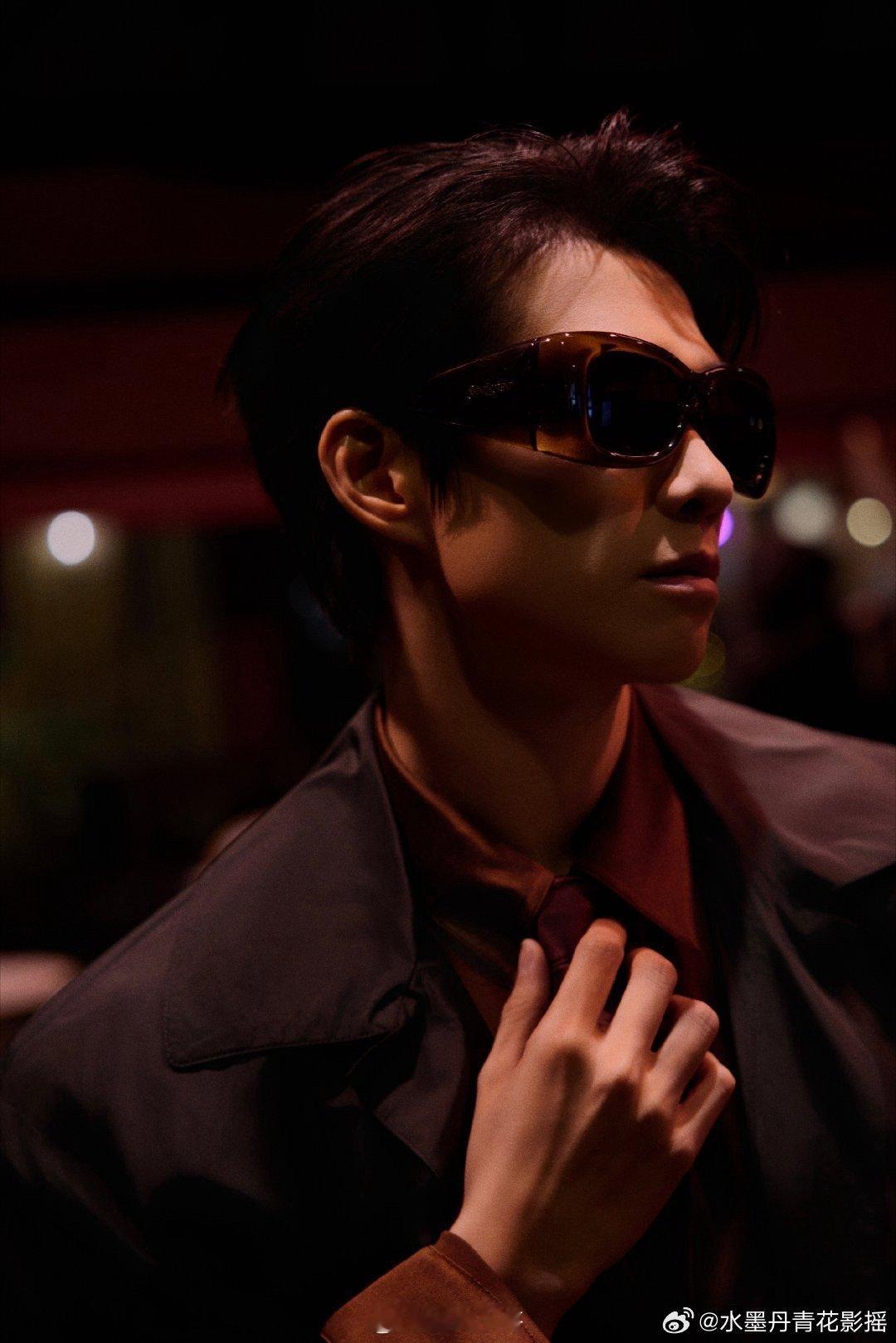 魏大勋出个国帅成这样 魏大勋时尚驾驭力堪称一绝！出国看秀的妆造与整体氛围完美融合