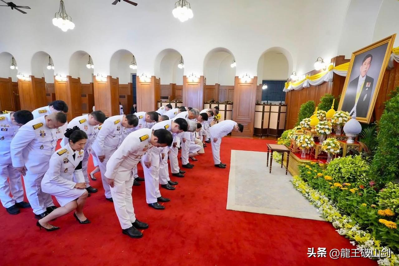国王寿辰像葬礼，惊现美丽的前总理。一众泰国政要臂缠黑纱，向国王哇集拉隆功的照片鞠