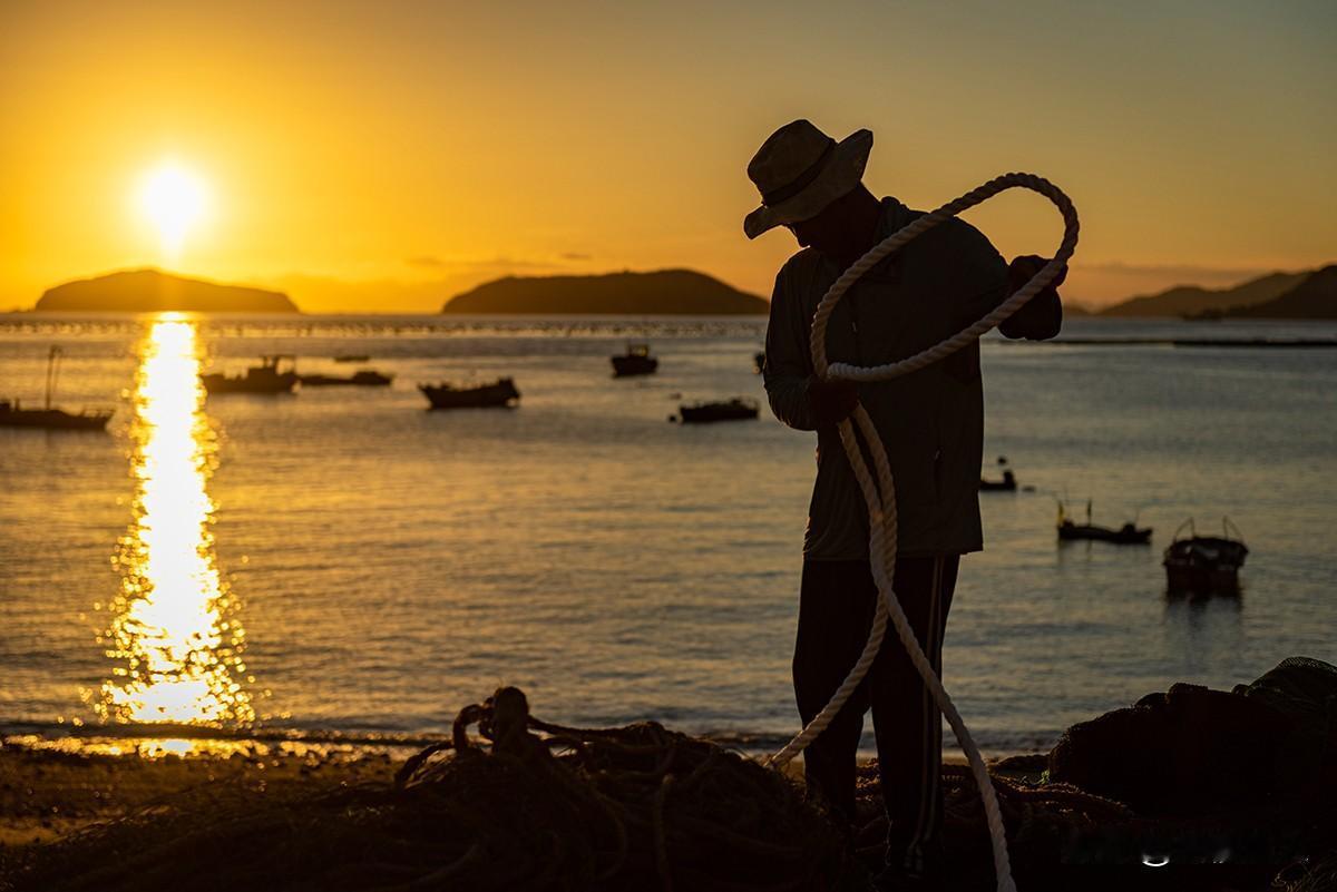 温州洞头沙角村黄昏纪实
       夕阳熔金，海天一色。在温州洞头沙角村的渔港