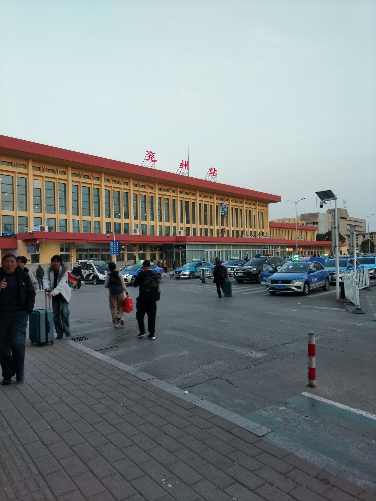 兖州火车站是京沪高铁的一个站点，每天不管是绿皮火车班次还是动车班次都很多。日照到