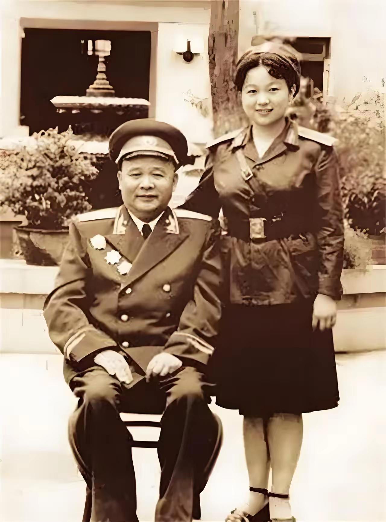 不是女孩👧🏻，是美妇人：徐海东的第三任妻子周东屏。