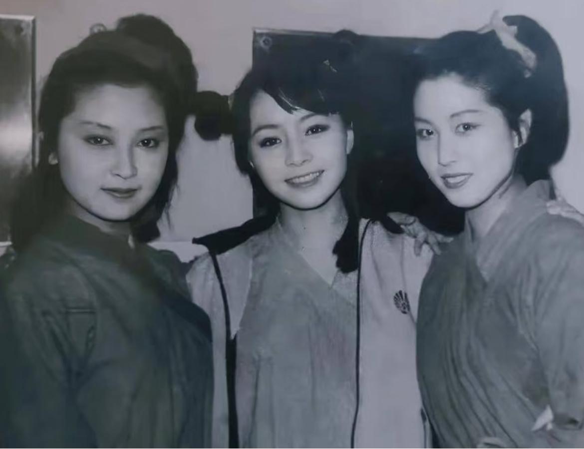 丹丹老师确实美翻了几代人，柳叶弯眉，樱桃口，谁见了她都乐意瞅，她哥哥她爸爸长得都