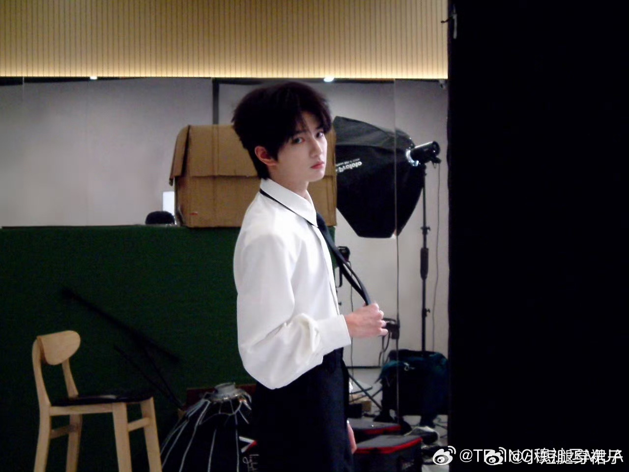 穆祉丞拍完眯了一会儿ฅ(*`ω´*)ฅ最近营业杠杠的哟