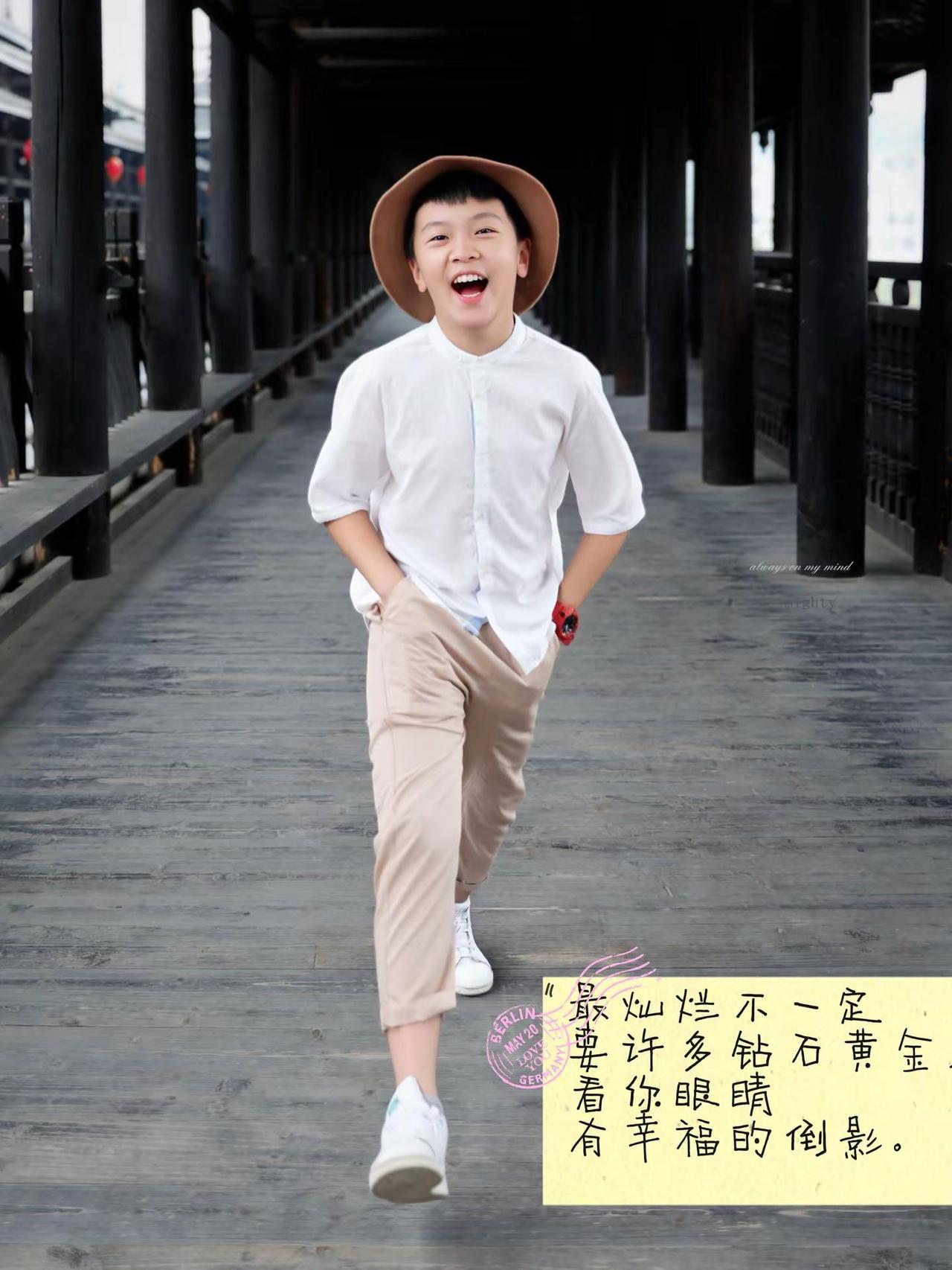 最灿烂不一定要许多钻石黄金，看你眼睛有幸福的倒影。
