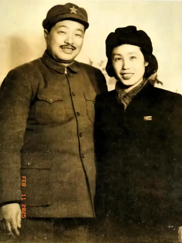 一张珍贵的老照片。
1951年，贺龙与夫人薛明在重庆的合影照片，记忆中的一张老照