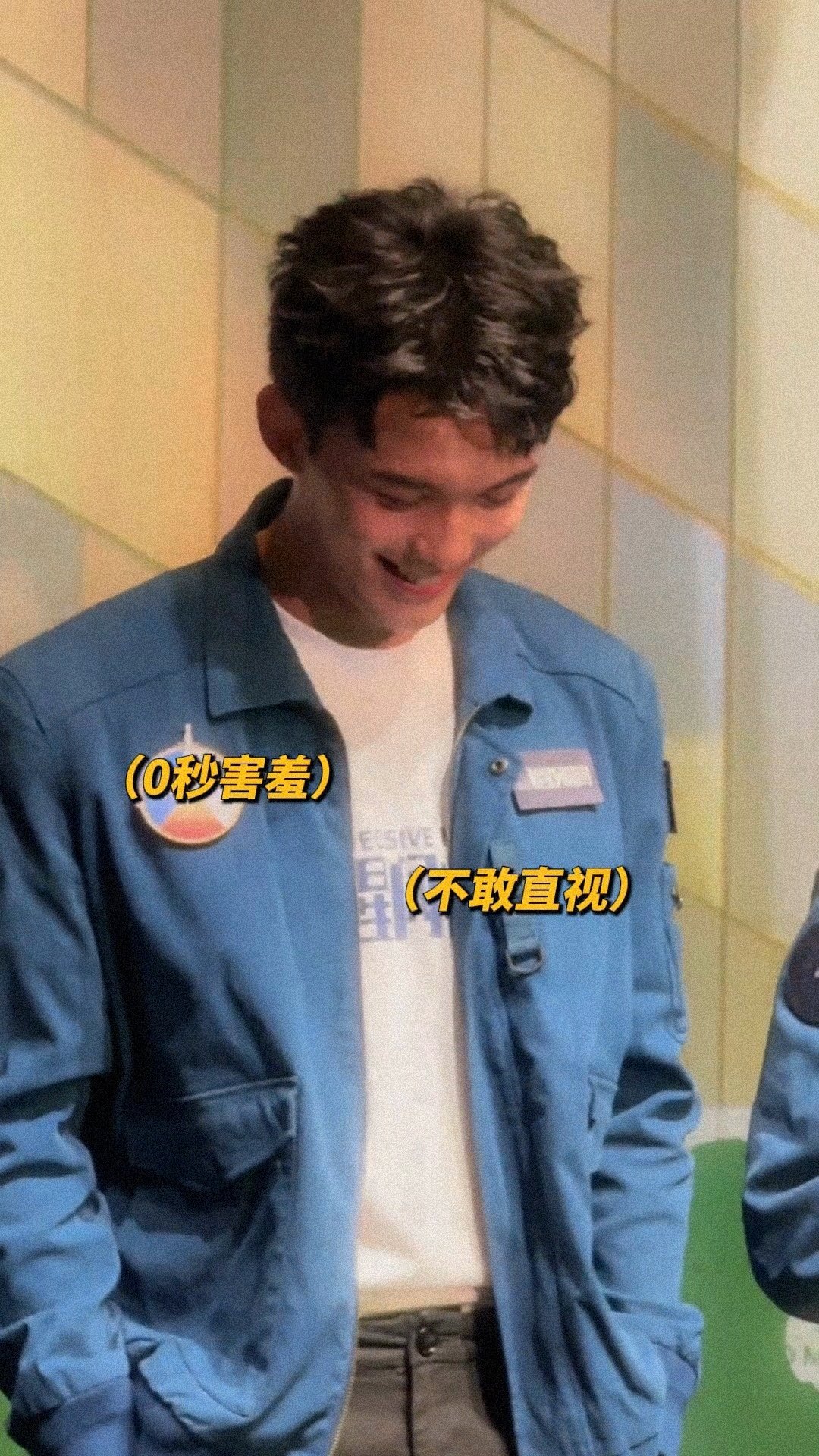真小脸通红且紧张到擦汗好可爱哈哈哈08.01吴磊电影《群星闪耀时》大银幕见！吴磊
