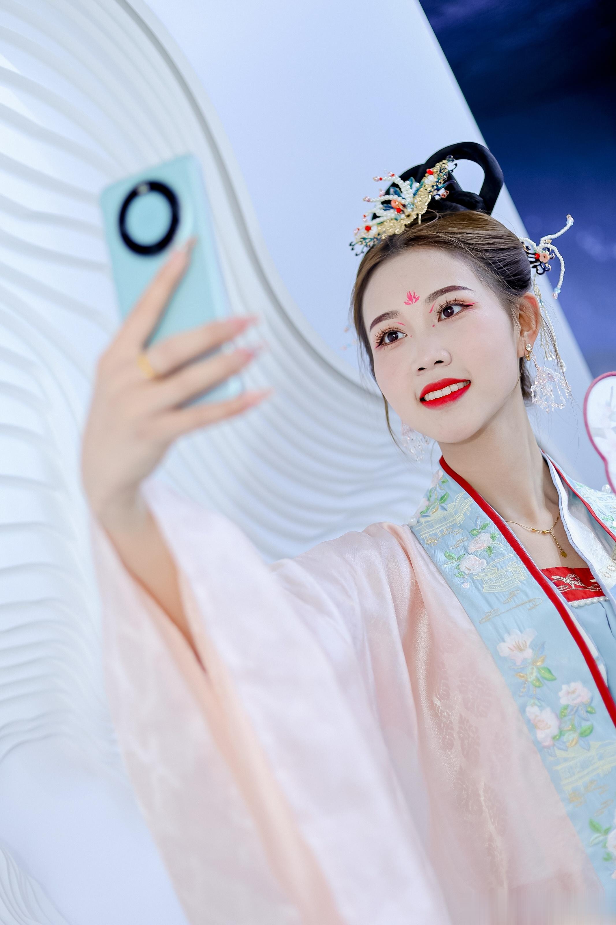 #遥遥领先不只Mate60# 9月30日的济南世茂广场，华为超级Mate馆带来无