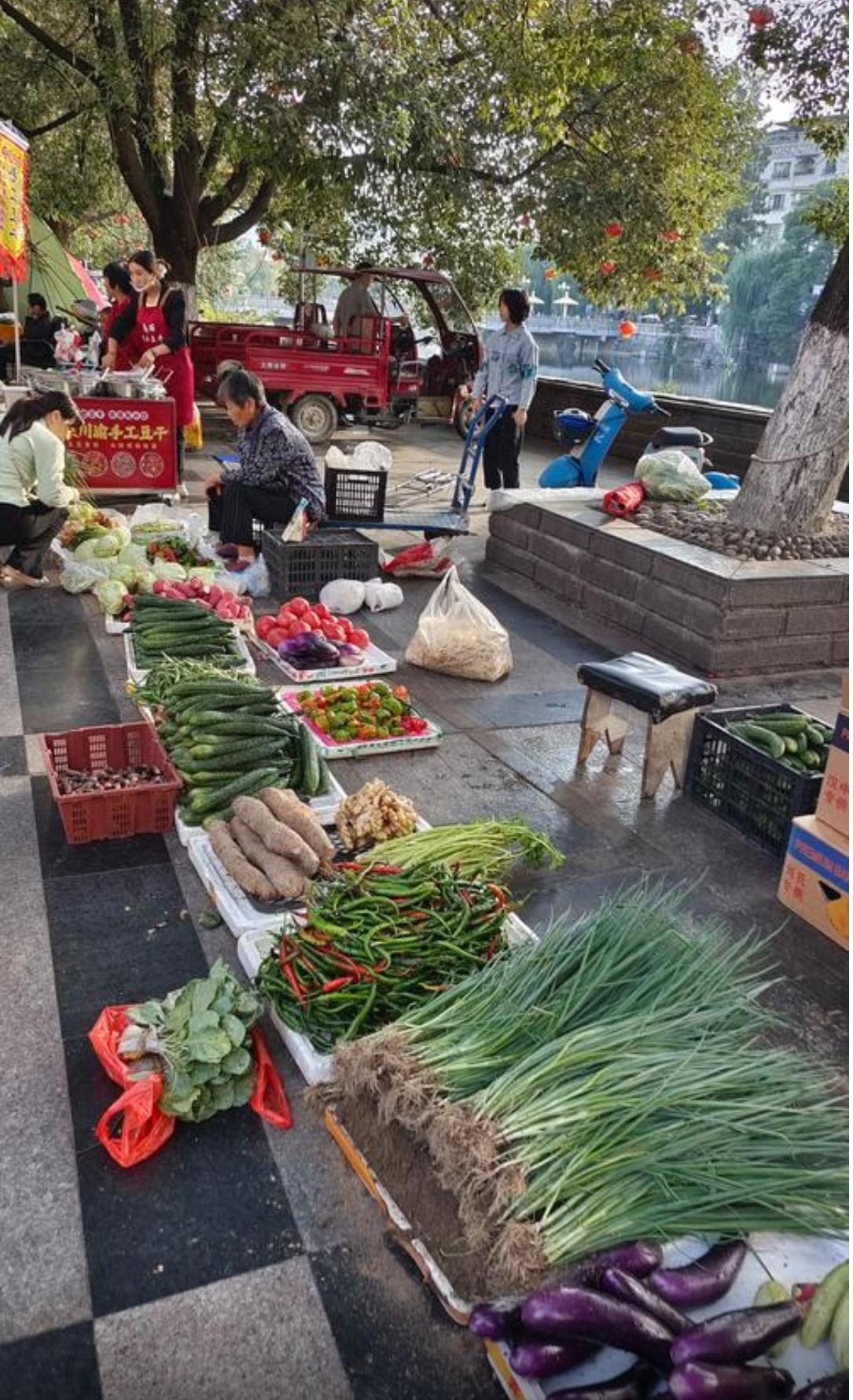 发现一个惊奇的现象，正在掏空我们的钱包和健康。

传统农贸市场的经营生态近年来正