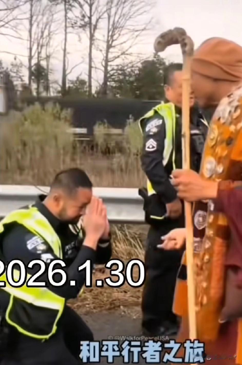 令人惊叹！数千美国人聚集在一起
欢迎从德克萨斯州步行数百英里的僧侣，分享和平、和