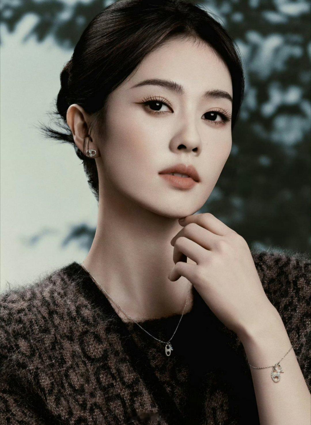 白鹿官宣阿玛尼成为大中华区及亚太区女士腕表及配饰形象代言人 她的骨相很抗老 ​​