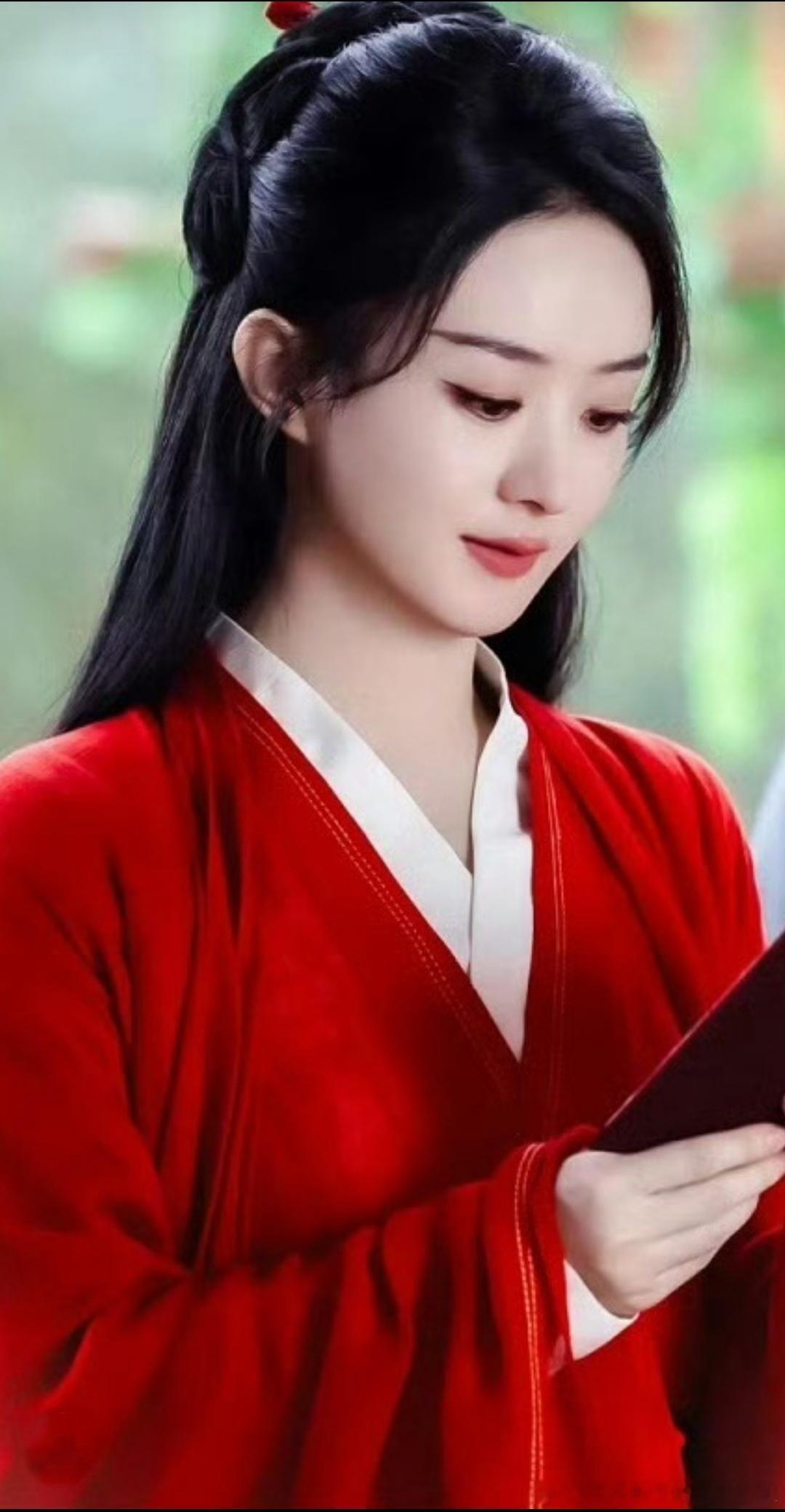 赵丽颖与凤行红衣新剧照今夕是何年，红衣沈璃竟然还有新照片[么么哒]！飒爽明媚的红