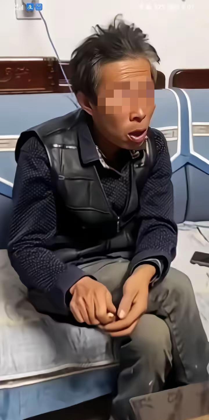 这才是真正的父爱如山！
这个篮子看起来像60岁了，其实他只有43岁，但是为了让儿