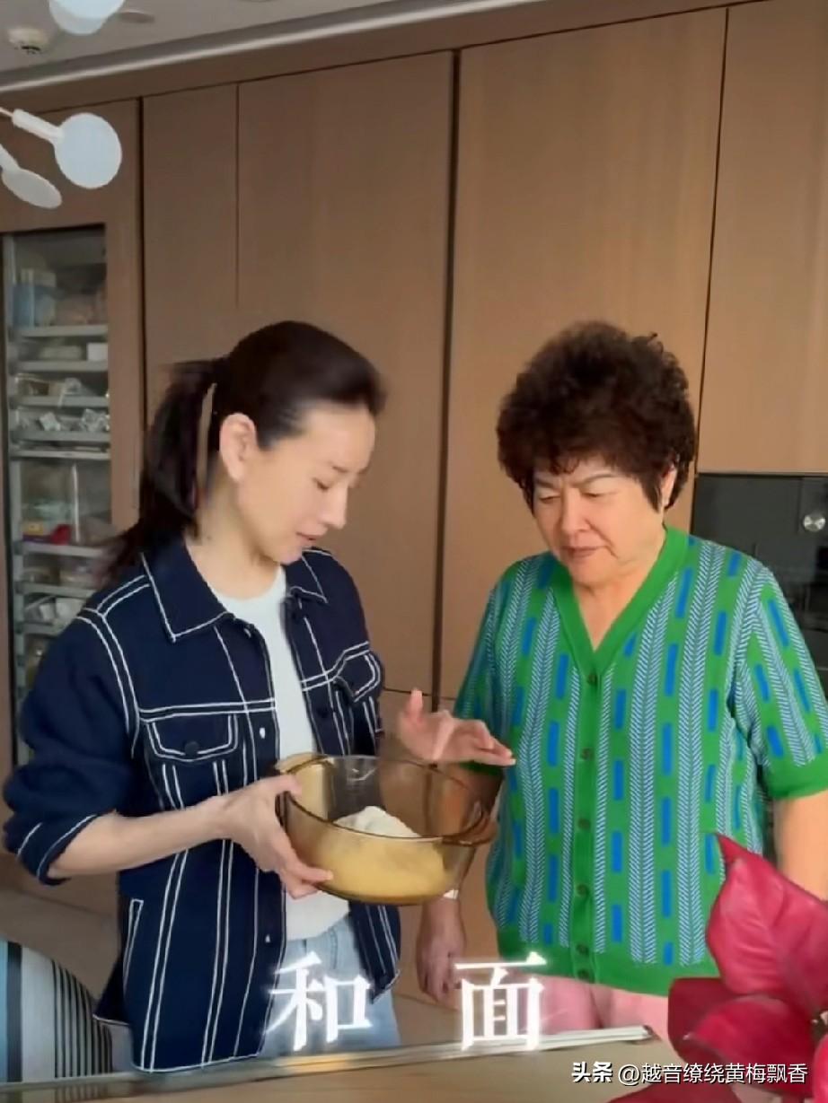 董洁和她妈妈长得可一点都不像。董妈妈看着身材壮实，却生出了董洁这样清秀灵动的漂亮