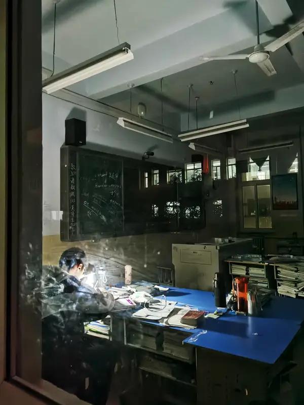 教师表彰突然喊停，对一线教师来说是喜大普奔的好消息。

从2024年开始，我们这