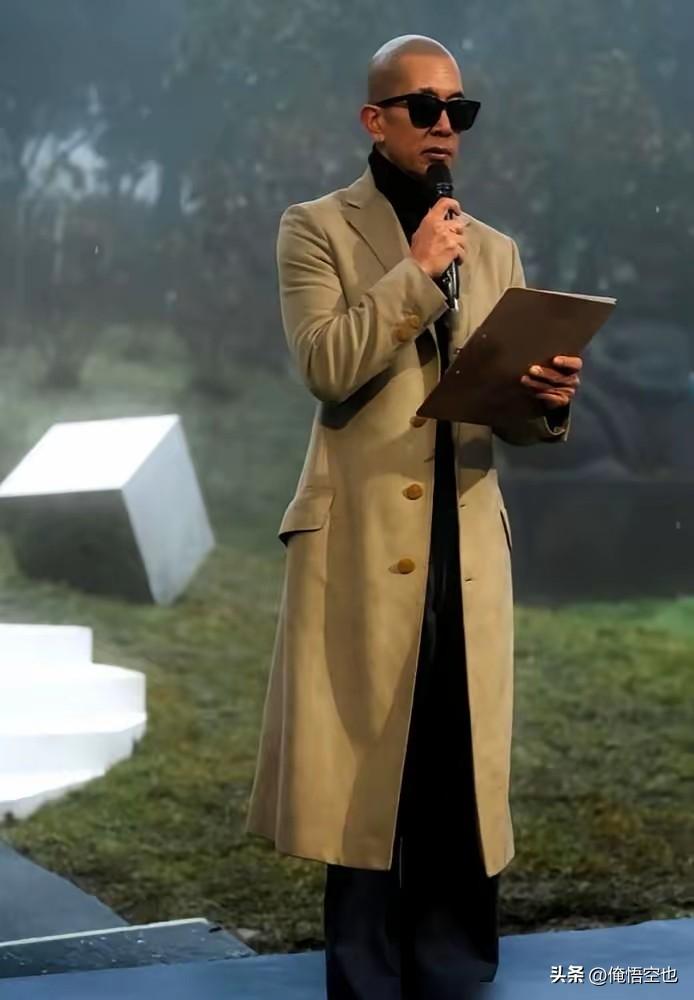 欧巴具俊晔痴情真是世间少见，在大S过世一周年雕像揭幕仪式上，他穿的这件黄色风衣，