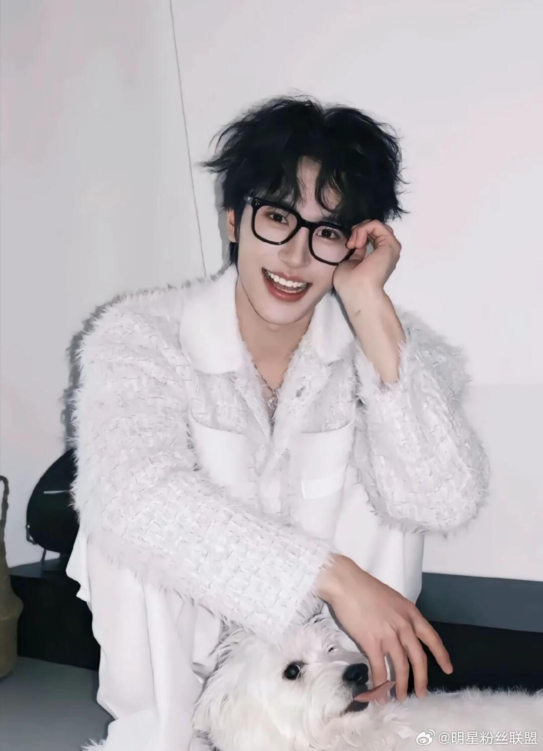 张翅穿得帅帅的被骗得惨惨的张翅回复假吴添豪 愚人节被粉丝狠狠整蛊，打扮得帅气十足