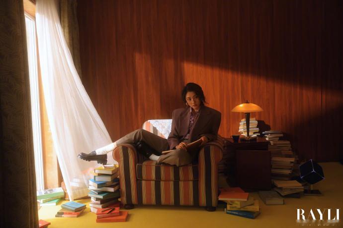 关晓彤瑞丽开年刊漫游奇境大片，在午后时刻看真的会有种进入梦境的感觉