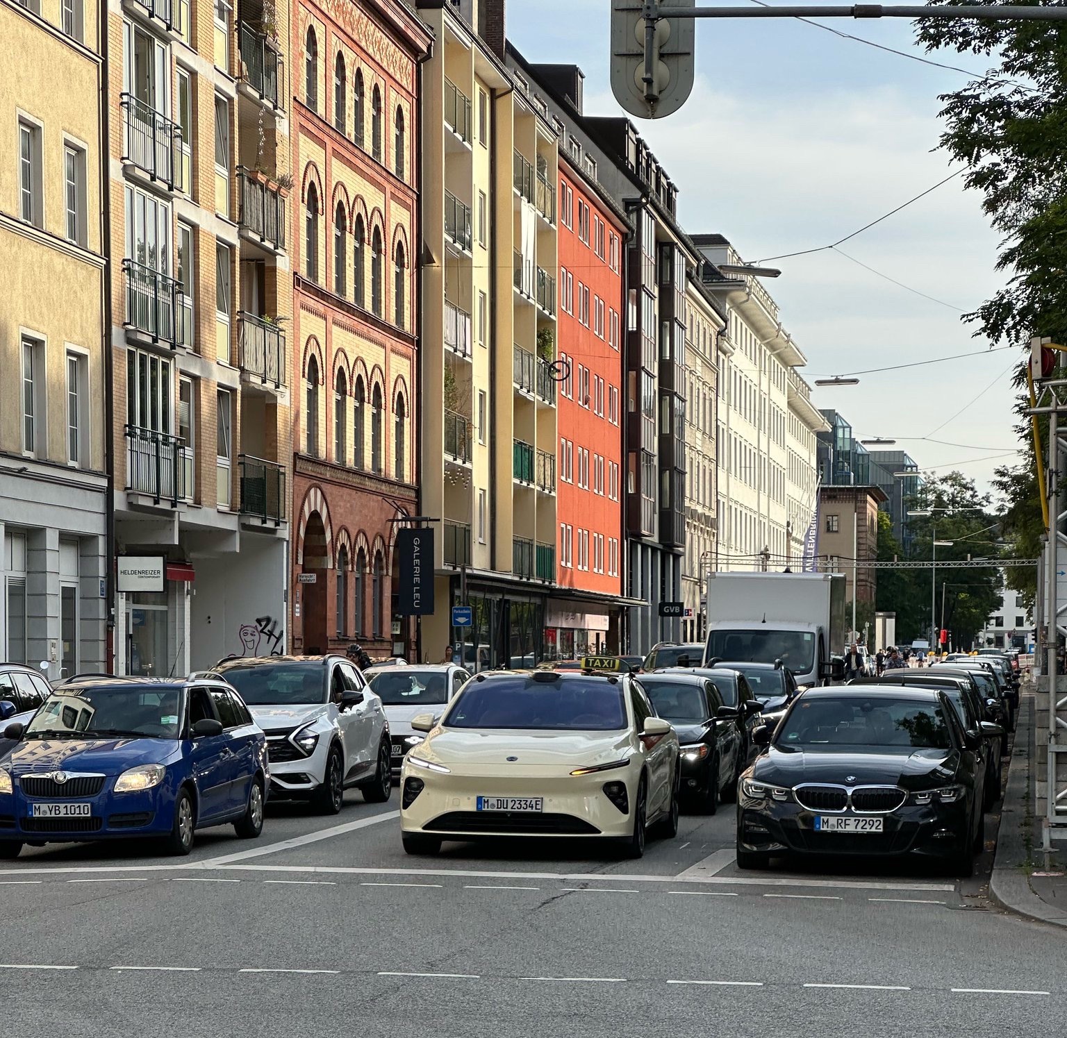 蔚来虽然没有参加慕尼黑车展，但是德国🇩🇪街头抓拍到了蔚来的身影。这样一对比，