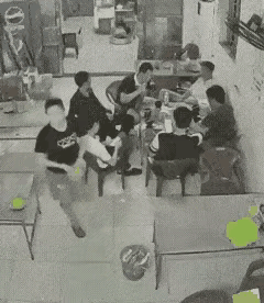 打得还不够狠！依我看，就该报警告他性骚扰……

某饭店有位年轻貌美的老板娘，此前