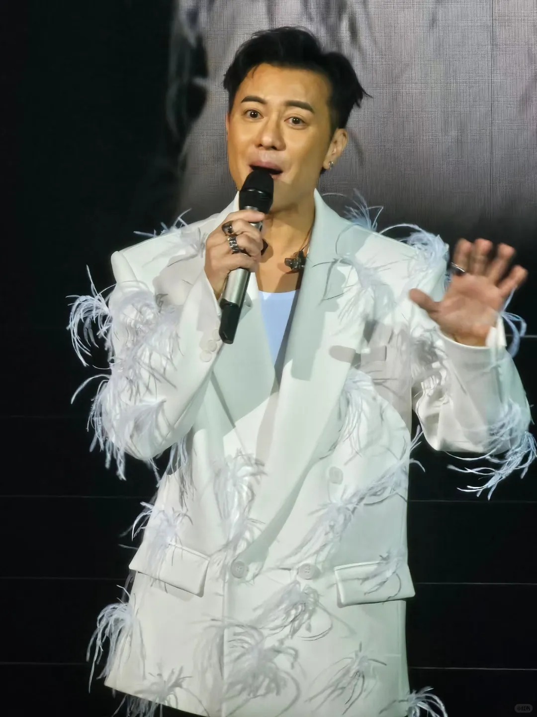 在超越班竟然看到陈奕迅 陈奕迅录视频的语气好温柔，像在叮嘱一个要去参加比赛的老朋