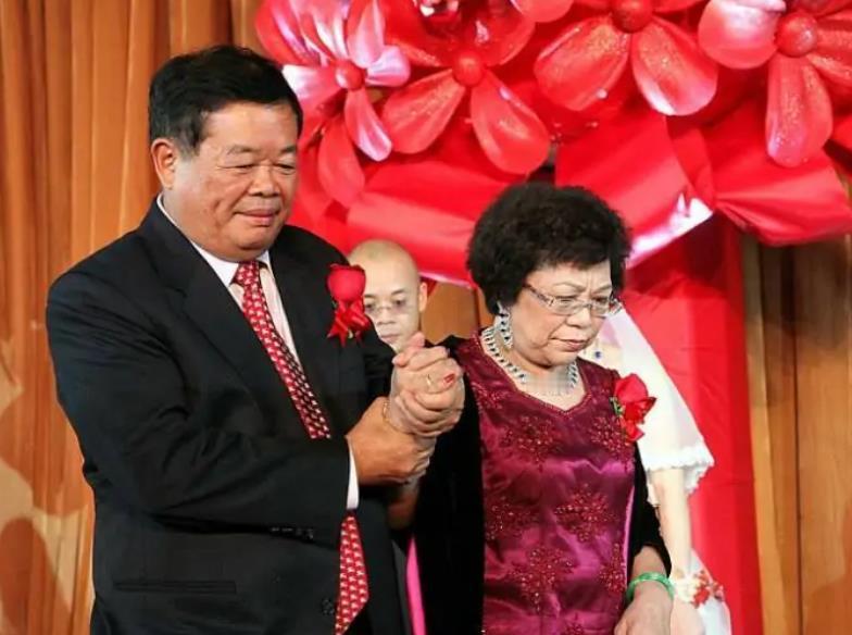 曹德旺将160亿财产全部转移到妻子名下，再三叮嘱：“亲爱的，爬进棺材之前，绝对不
