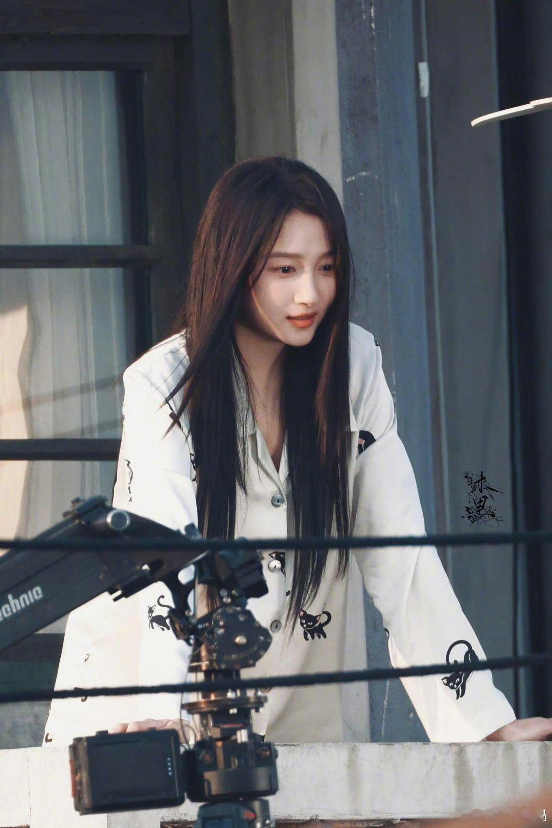 关晓彤下次走红毯能不能穿睡衣啊！！好松弛的慵懒小猫咪🐈🥹 ​ ​​​