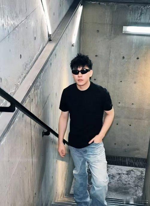 李莎旻子关注胡彦斌9年了胡彦斌查收李莎旻子KPI歌手2026李莎旻子追星成功典范