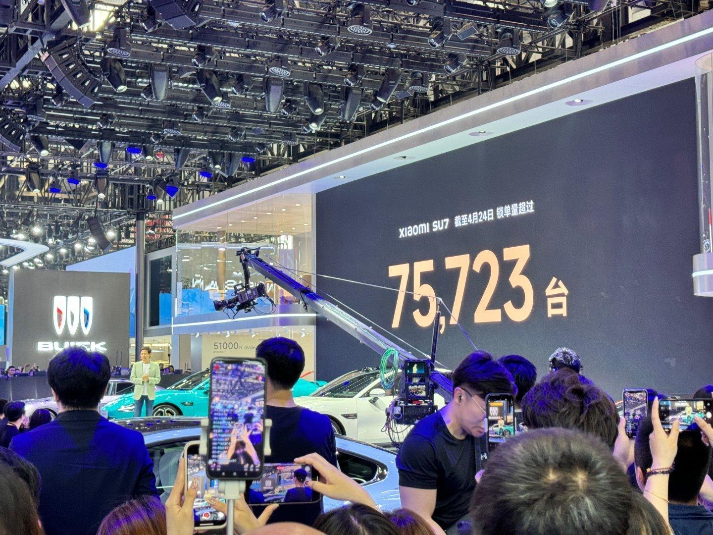 最近的小米SU7妥妥的“流量王”呀！目前小米SU7全系9色集体亮相北京车展，一整