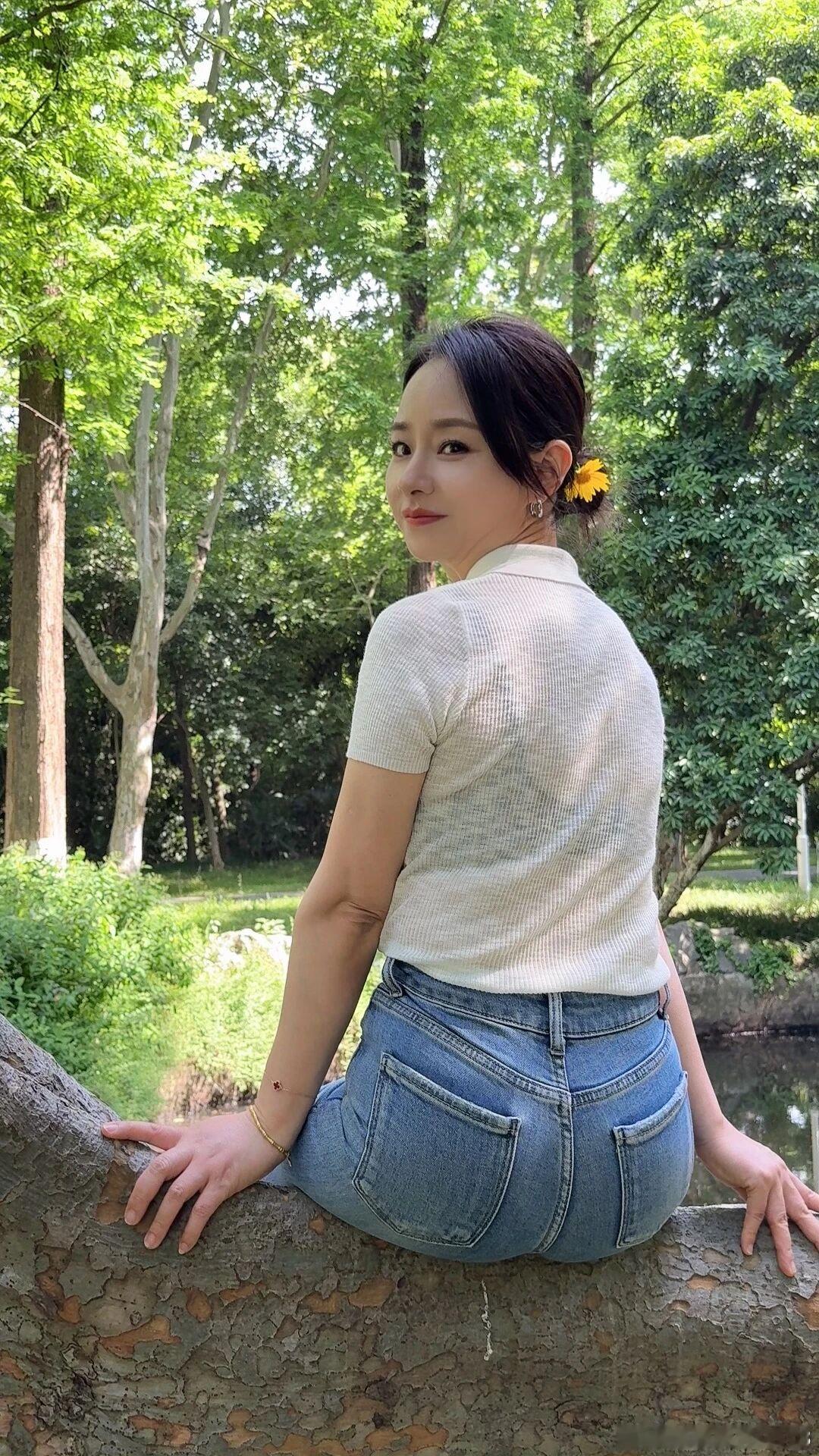 时尚穿搭今天穿什么ootd 半透明透视感白色轻薄POLO衫搭配水蓝色牛仔裤 