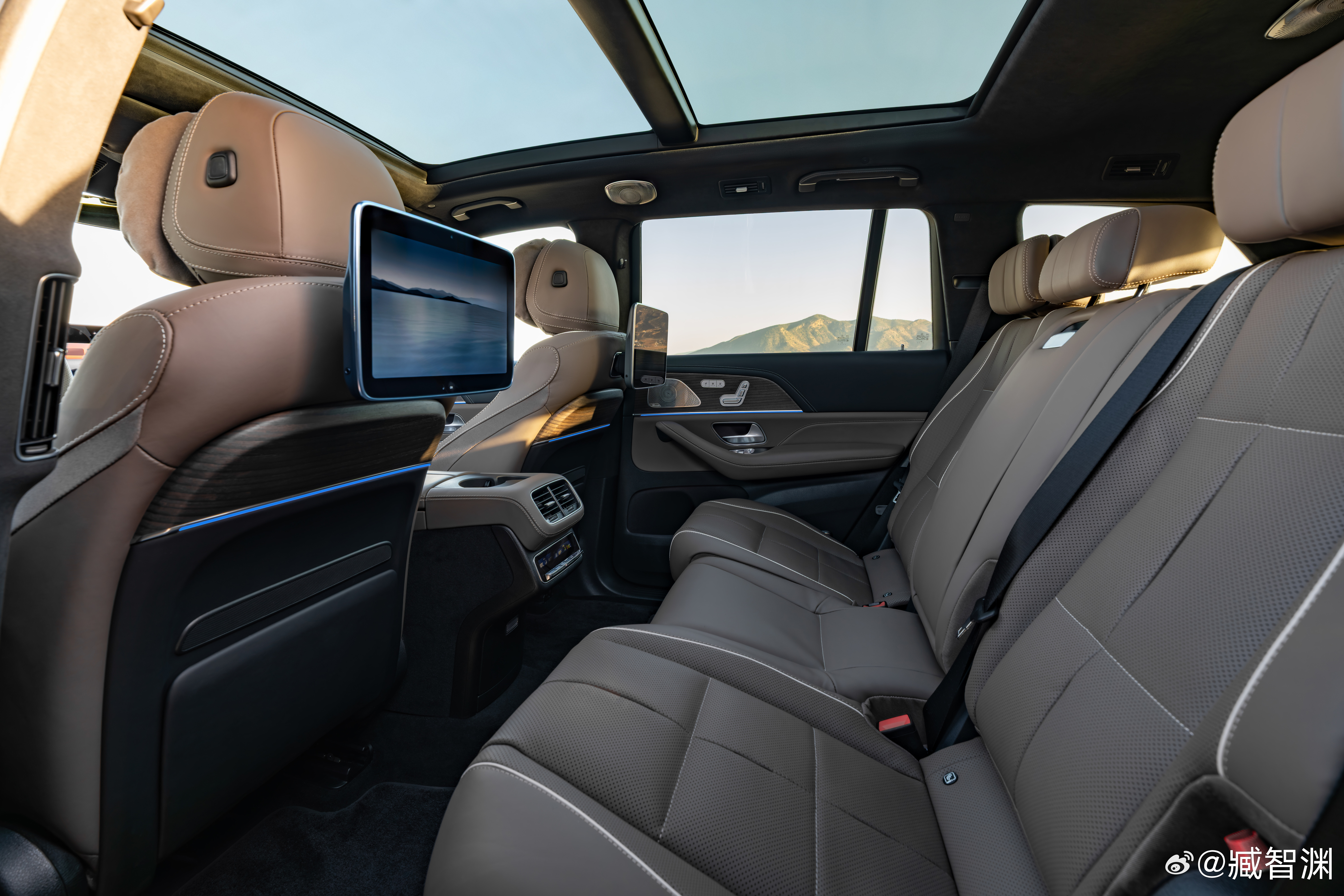 奔驰发布中期改款GLE、GLE Coupe、GLE53和GLS。 全新灯具设计语