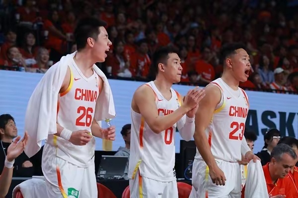 活该挨骂🤬FIBA官方竟称“中国男篮偷走胜利” 评论区翻车！中国男篮FIBA社