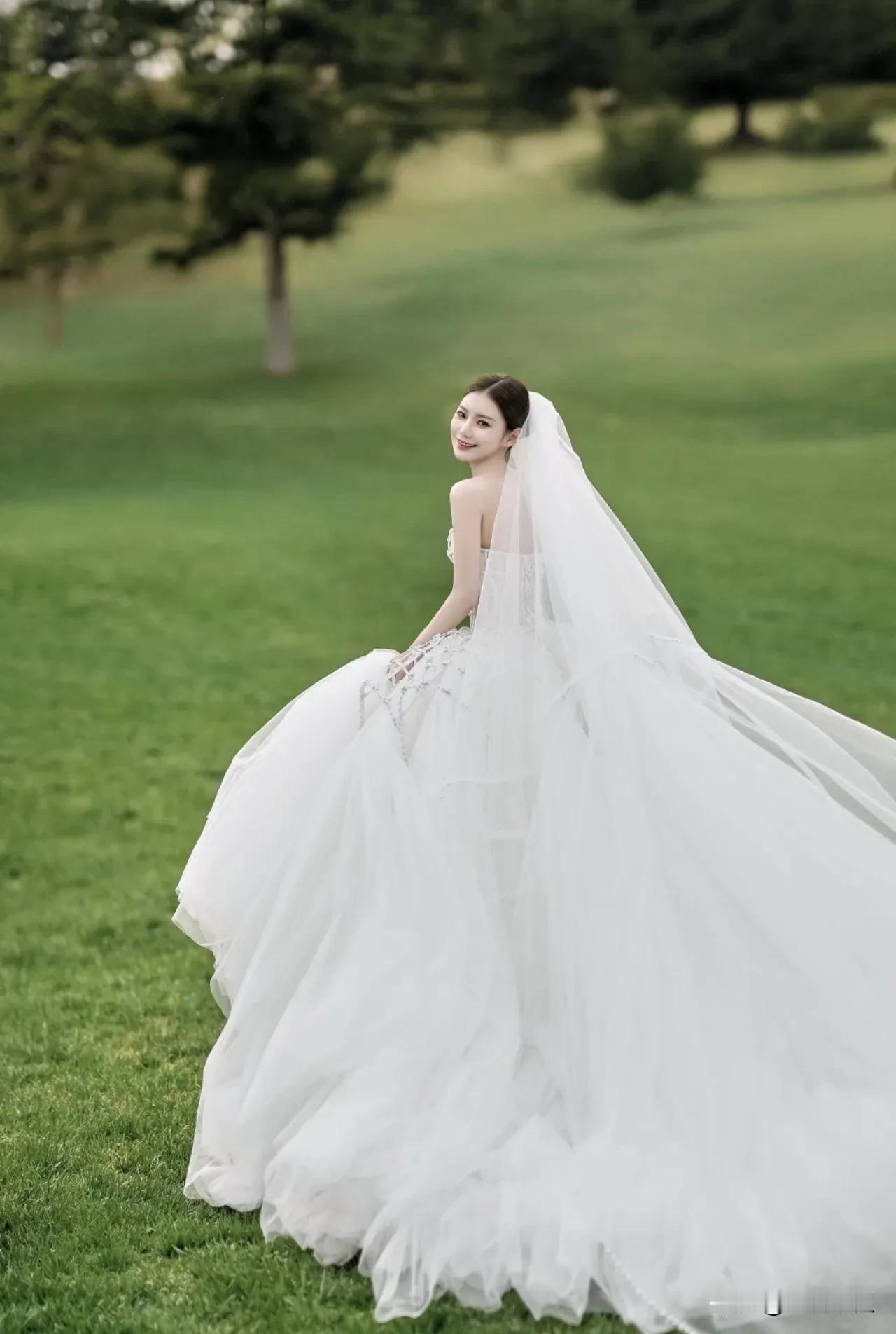 汪总和新娘小梅的婚纱照还挺唯美。
两人拍照都挺板正，尤其新娘个人很唯美。
